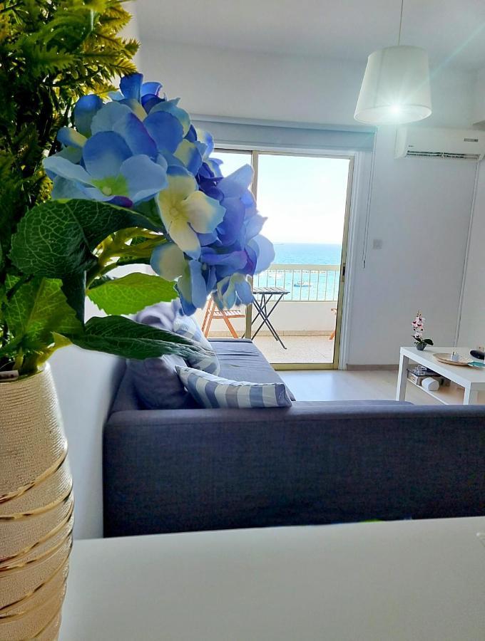 Super Modern Beachfront 1 Bedroom - Sleeps 4 ลิมาซอล ภายนอก รูปภาพ