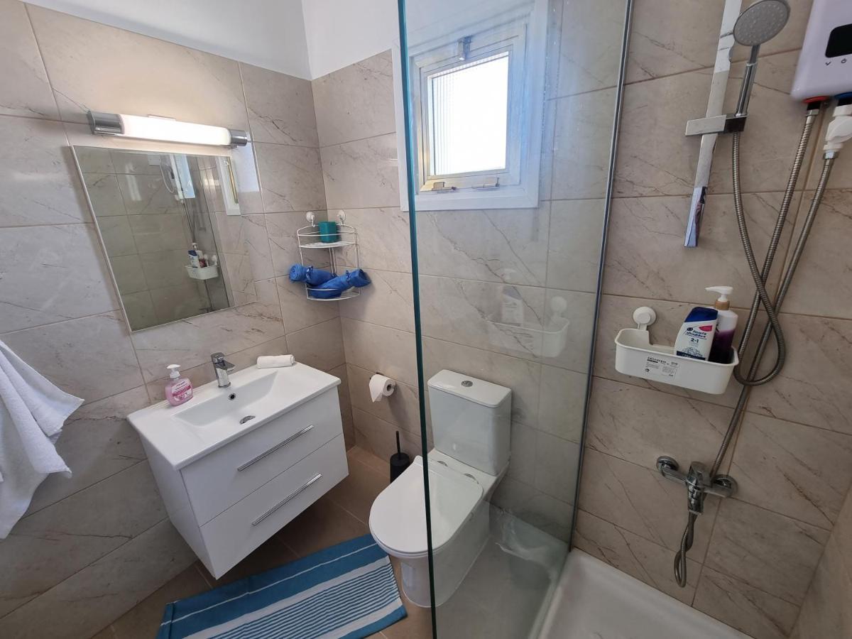 Super Modern Beachfront 1 Bedroom - Sleeps 4 ลิมาซอล ภายนอก รูปภาพ