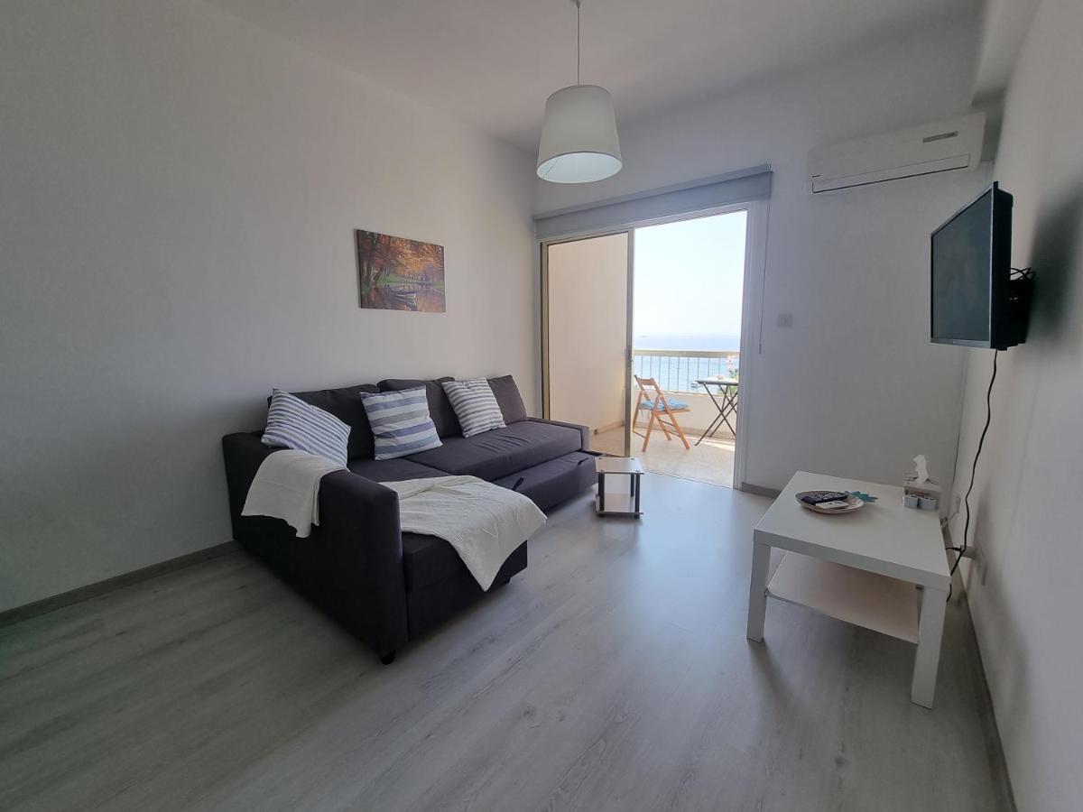 Super Modern Beachfront 1 Bedroom - Sleeps 4 ลิมาซอล ภายนอก รูปภาพ